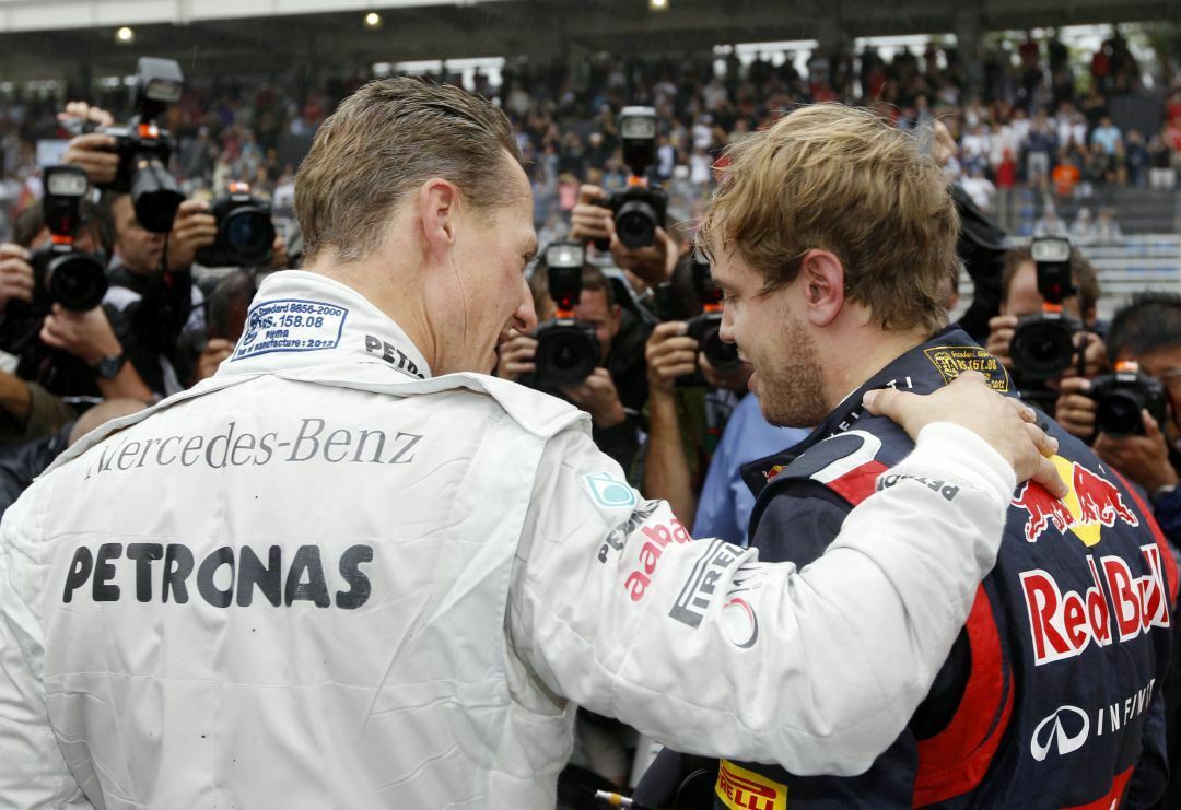Staffelstab-Übergabe: Schumacher gratuliert Sebastian Vettel zum dritten WM-Titel in Folge.