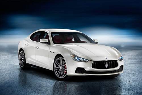 Die Kiemen, der Kühler, all das ist typisch Maserati. Und auch wenn der Ghibli kleiner als der Quattroporte ist, klein ist an ihm nichts.
