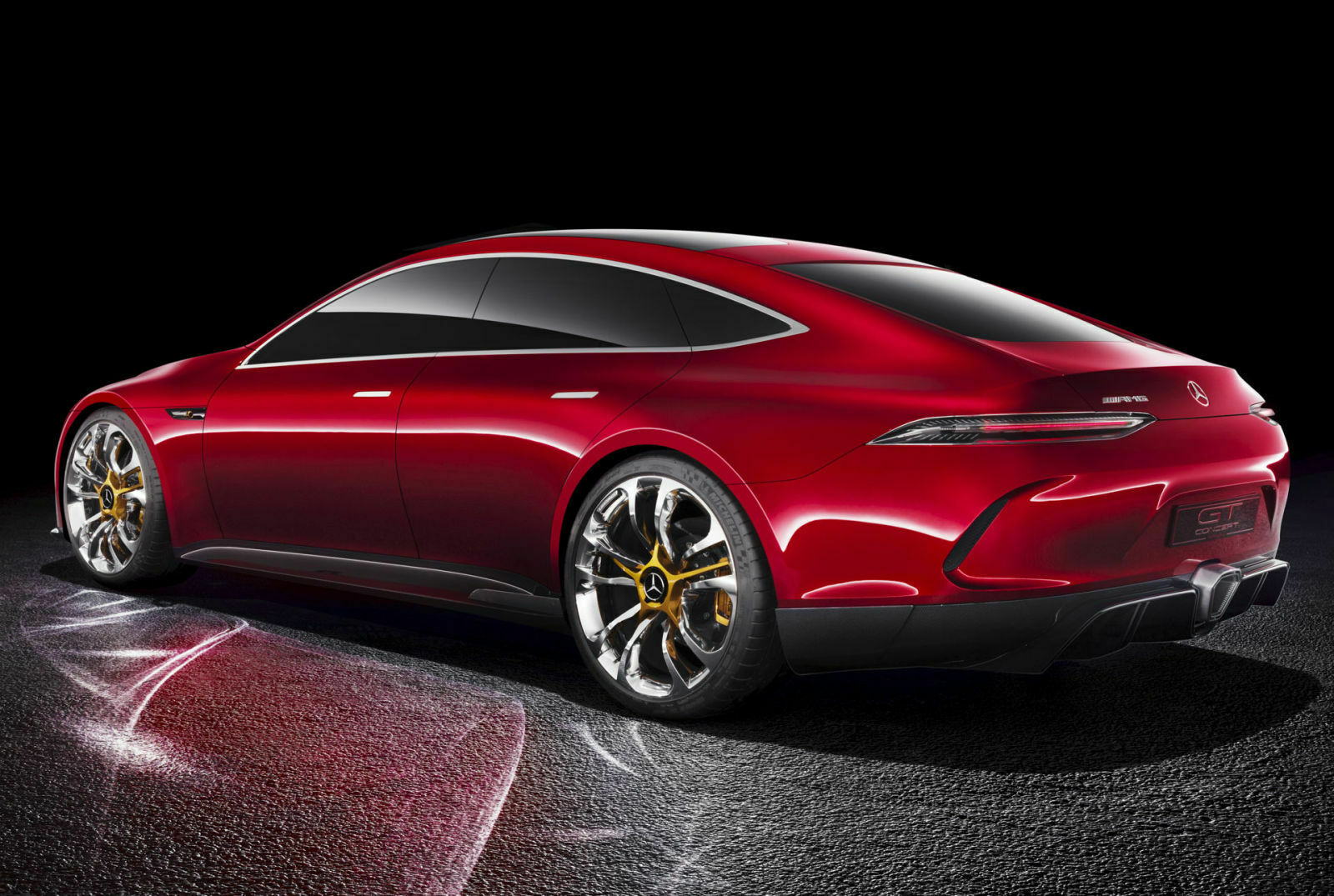 Hinter den Felgen sitzen am Mercedes-AMG Concept Carbon-Keramik-Bremsen