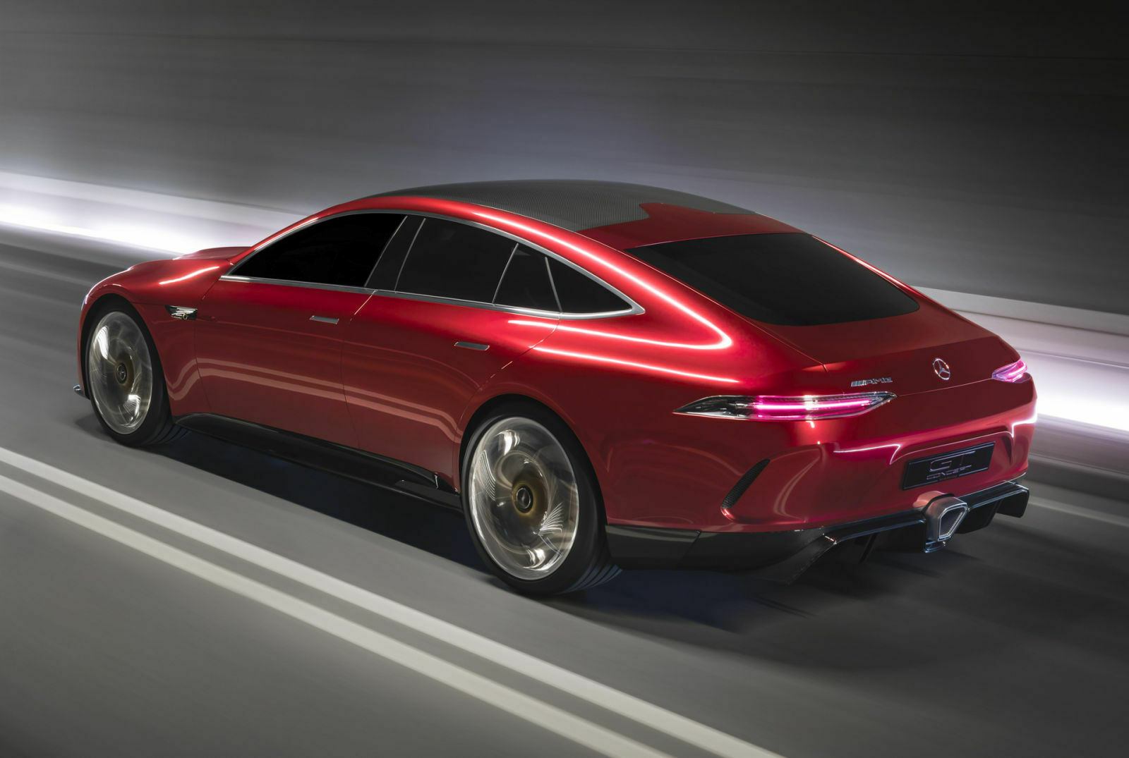 Das runde Heck mit den breiten Rücklichtern erinnert an den Sportwagen AMG GT