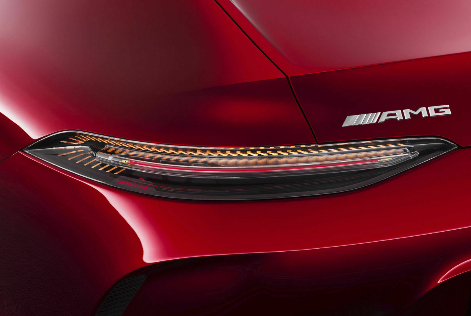 Auch die Heckleuchten des AMG GT Concept basieren auf der "Nano active fiber"-Technik