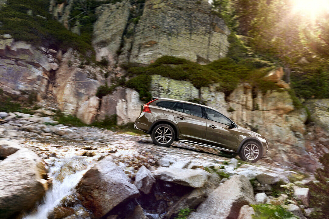 Im Gelände sollen dem Volvo V60 Cross Country 18- oder 19-Zoll-Räder und Reifen mit einem besonders hohen Profil helfen
