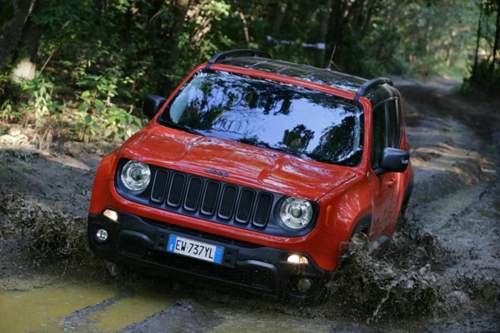 In der Trailhawk-Variante für 31.900 Euro verzichtet man auf einige Komfort-Features, dafür gibt es u. a. ein zweistufiges Untersetzungsgetriebe und einen Bergabfahrassistenten