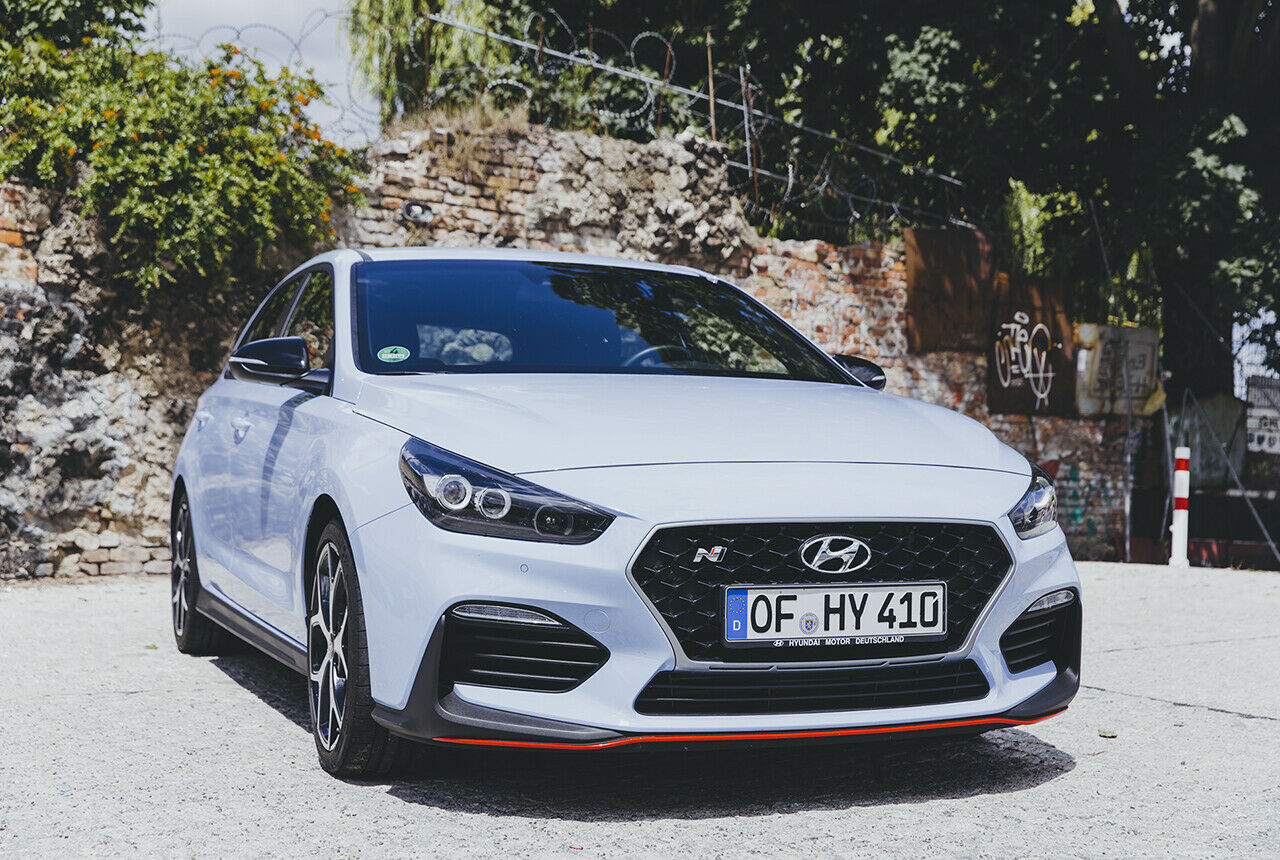 Hyundai bietet den i30 N in zwei Varianten an: Die Basis leistet 250 PS, in der Performance-Variante werden es 275 PS