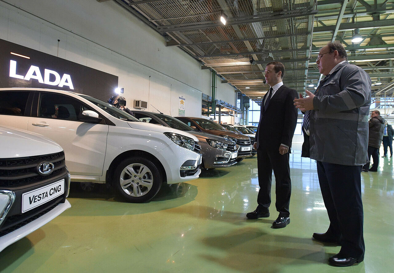 Dmitri Medwedew (links) im Avtovaz-Werk in Togliatti