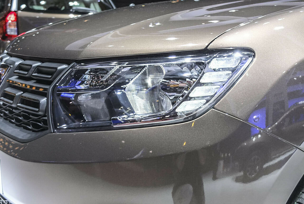 Auch neu: Die Blinker in den Scheinwerfer - hier am Dacia Logan