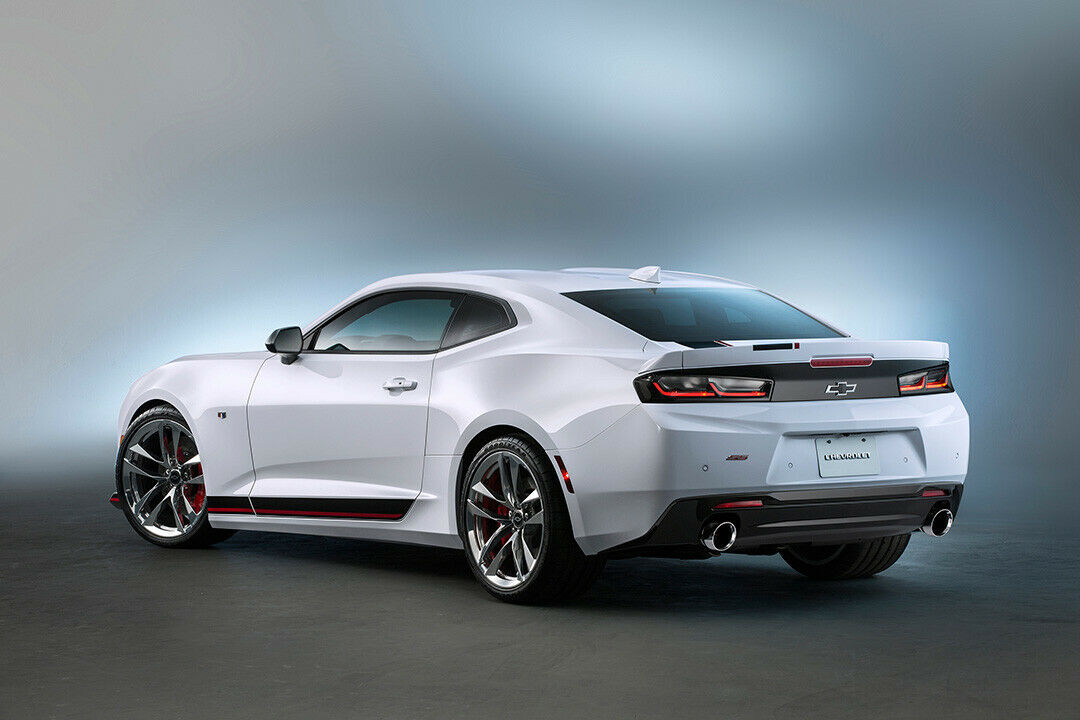 Auf der SEMA zeigt Chevrolet einige Sondermodelle des Camaro: Hier zum Beispiel mit verdunkelten Rücklichtern und Tieferlegung