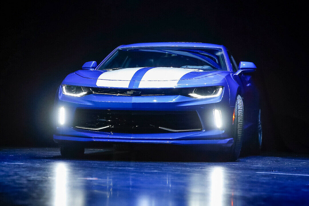 Der Camaro Hyper in Weiß-Blau zeigt eine bestellbare Farbkombination
