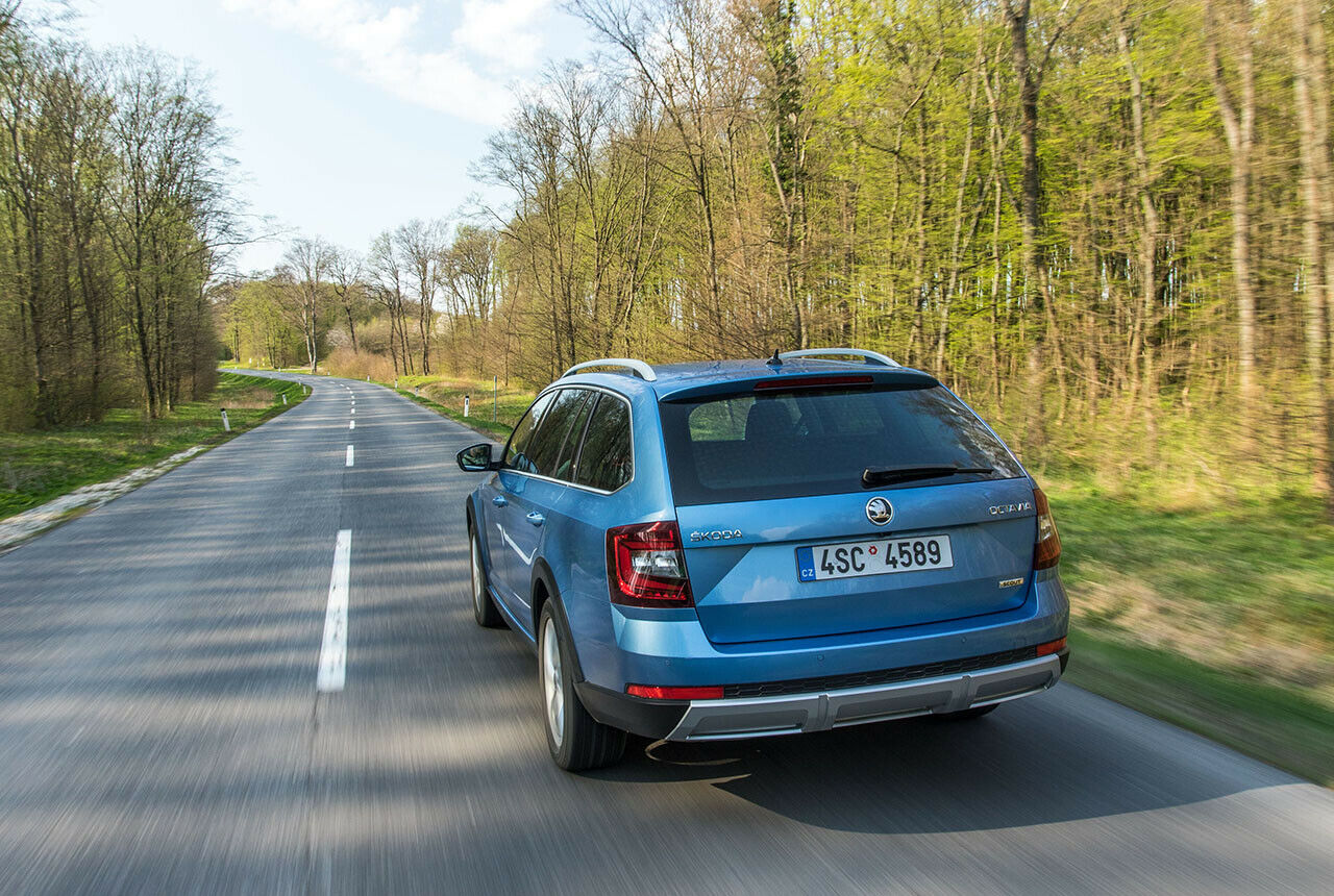 Der Böschungswinkel hinten beträgt beim Skoda Octavia Scout 14,5 Grad