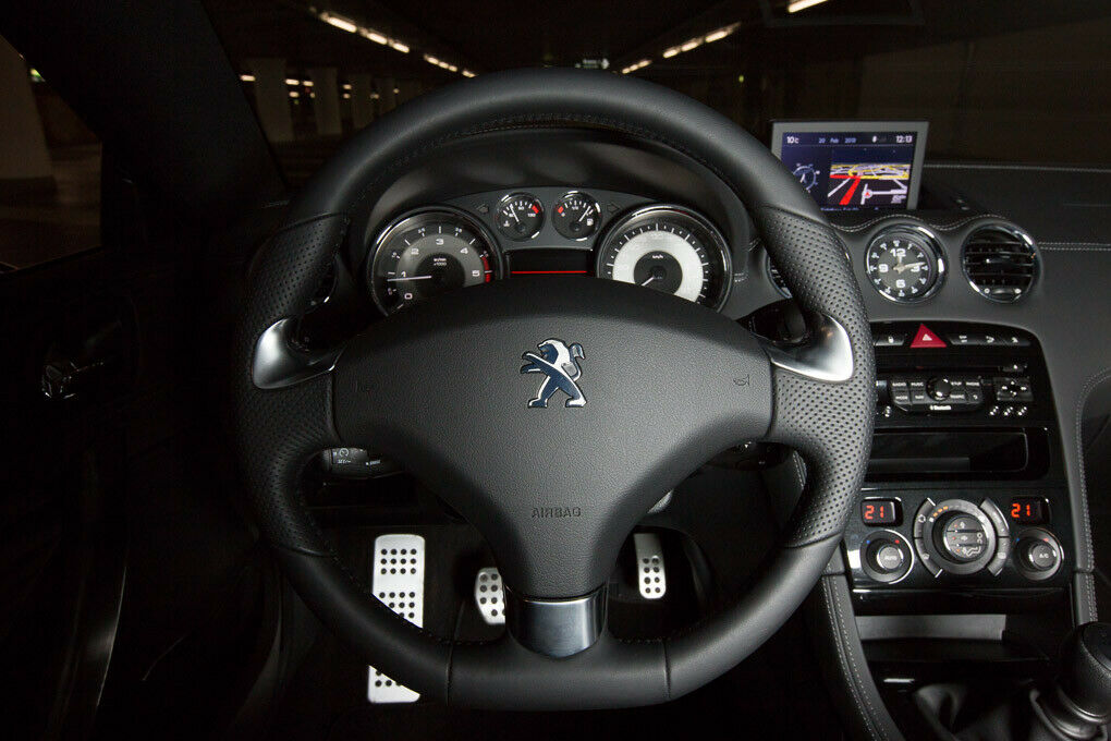Peugeot RCZ: Navigationssystem im Fahrer-Blickfeld.