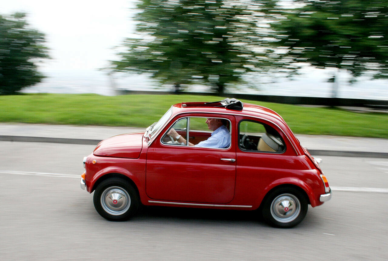 Mit Mühe und etwas Not schafft es der Fiat 500 sogar auf 100 km/h