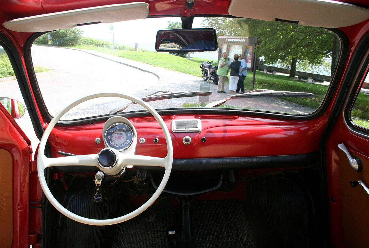 Ein graziles Lenkrad und ein übersichtliches Cockpit