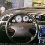 Lackierte-mittelkonsole-mit-vdo-weissen-tachoscheiben-navi-bc-2-touchscreen