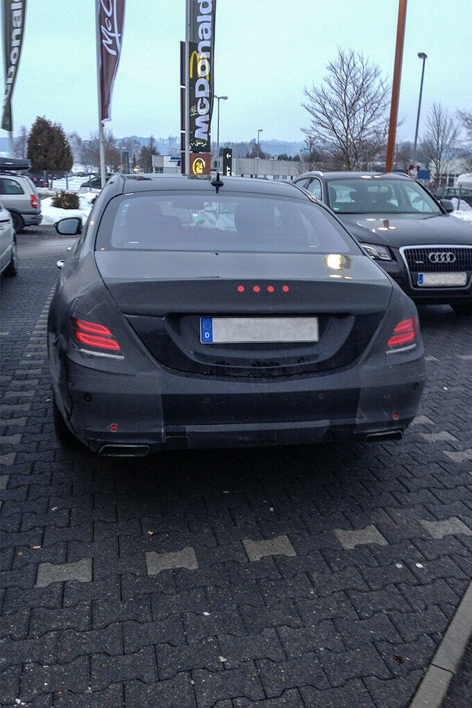 Das Heck der S-Klasse wirkt hier eher sportlich. Ein Jahr nach der Limousine soll das S-Klasse Coupé folgen.