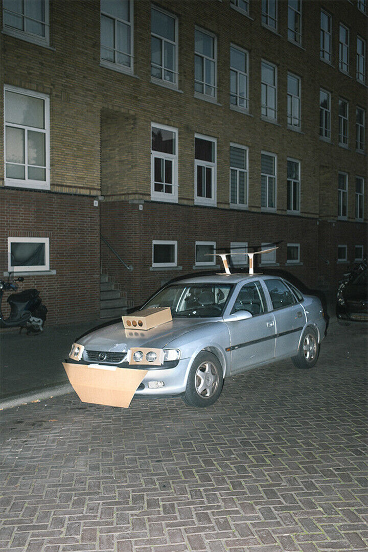 In der Regel startet Siedentopf um 5:30 Uhr morgens, wenn die meisten Amsterdamer noch schlafen und tunt dann "langweilige" Autos wie diesen Opel Vectra