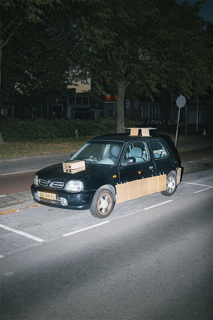 Ein Nissan Micra mit fetter Motorhutze und Dachkantenspoiler