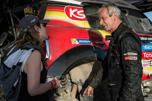 MOTOR-TALK-Redakteurin Sabine Stahl und Schotti vor dem Mini mit der Startnummer 337