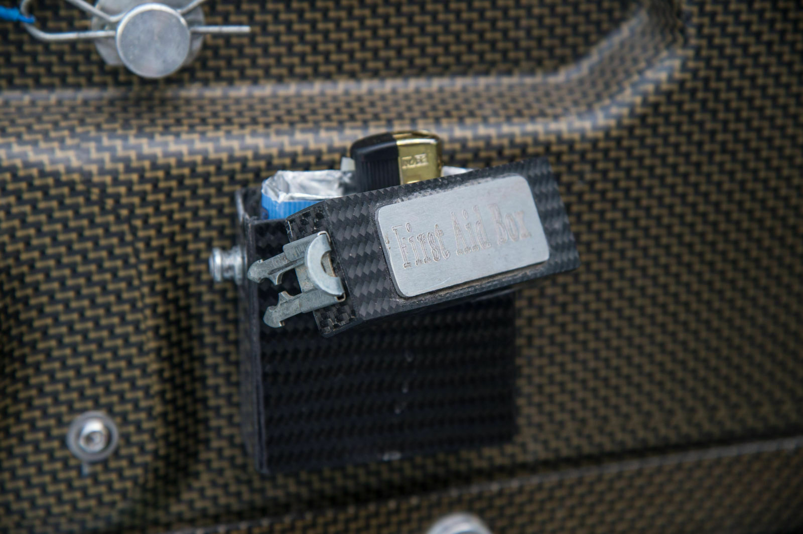 Diesen Zigarettenhalter haben die Mechaniker für Schotti aus Carbon gebaut