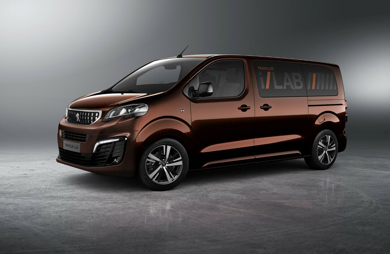 Neben der Neuvorstellung des Peugeot Traveller zeigt der Hersteller auch eine vernetzte Studie des Kleinbusses