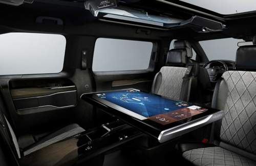 Zwischen den vier einander zugewandten Sitzen im Peugeot Traveller i-Lab, wurde ein Touchscreen-Tisch installiert