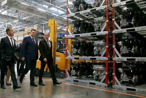 Der russische Premierminister Dmitri Medwedew (l.) zu Besuch im Volkswagen-Werk Kaluga: Der deutsche Konzern hatte zwar die Produktion gedrosselt, an seinen Investitionen aber festgehalten
