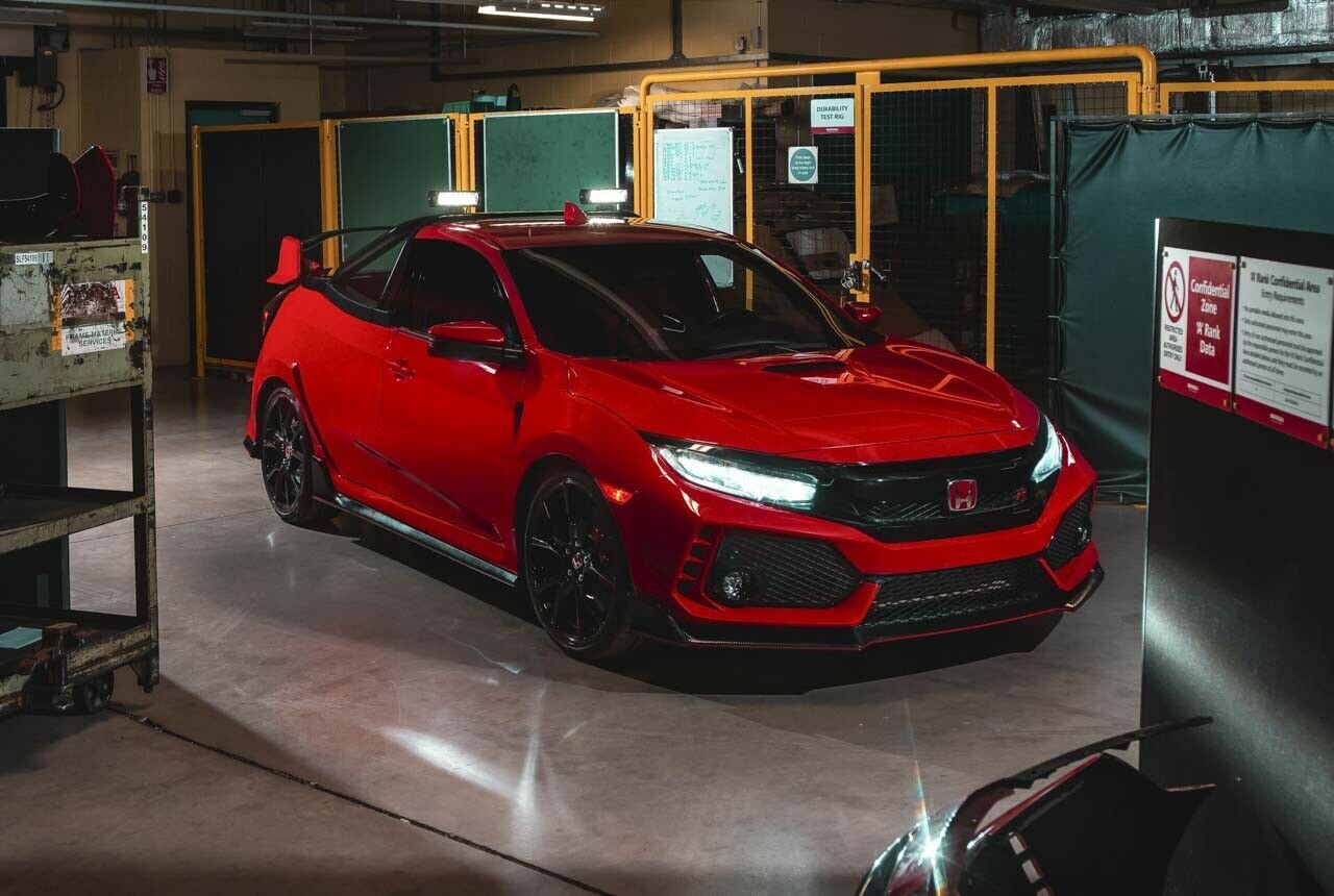 Technisch ändert sich nichts am Civic - sein Turbobenziner leistet weiterhin 320 PS