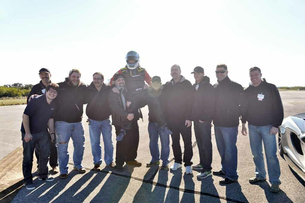 Stolz: Das Hennessey-Rekord-Team mit Fahrer Brian Smith