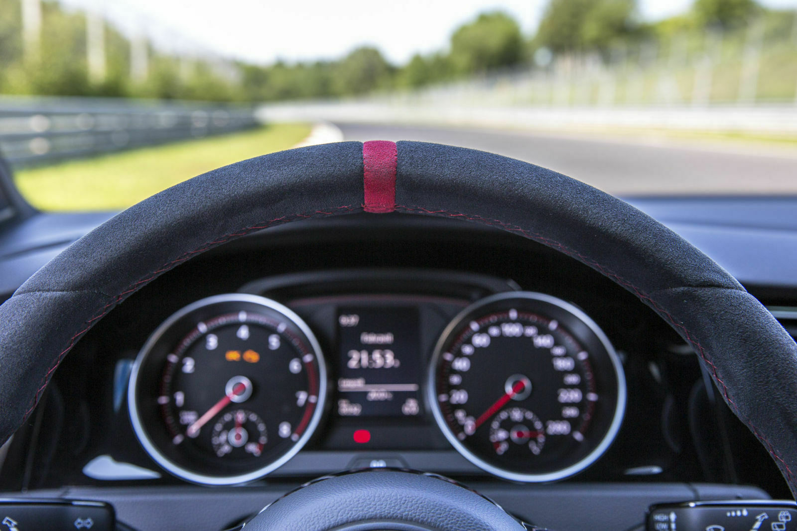 Alcantara-Lenkradbezug mit 12-Uhr-Markierung im Clubsport S