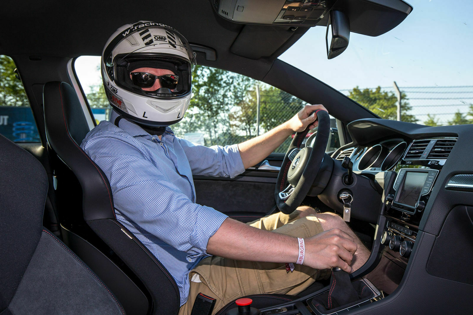 Hier versteckt sich ein Redakteur: Auf die Nordschleife ging es nur mit Helm
