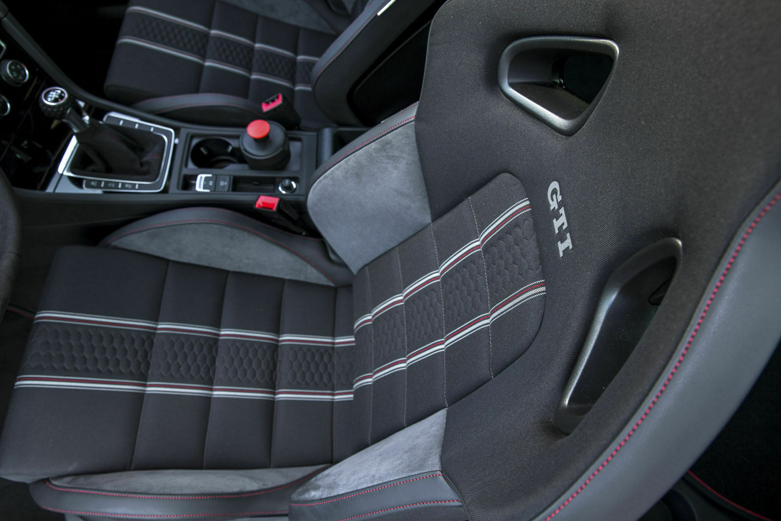 Leichter und mehr Seitenhalt: Serienmäßige Schalensitze im Golf GTI Clubsport S