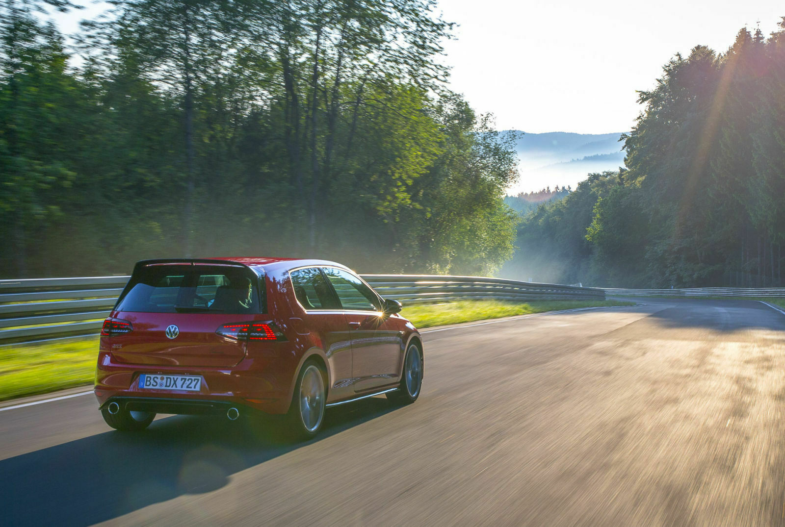Mit Frontantrieb und Differenzialsperre rast der Clubsport S in 5,8 Sekunden auf 100 km/h. Eine Begrenzung gibt es nicht, der Topspeed liegt bei 265 km/h