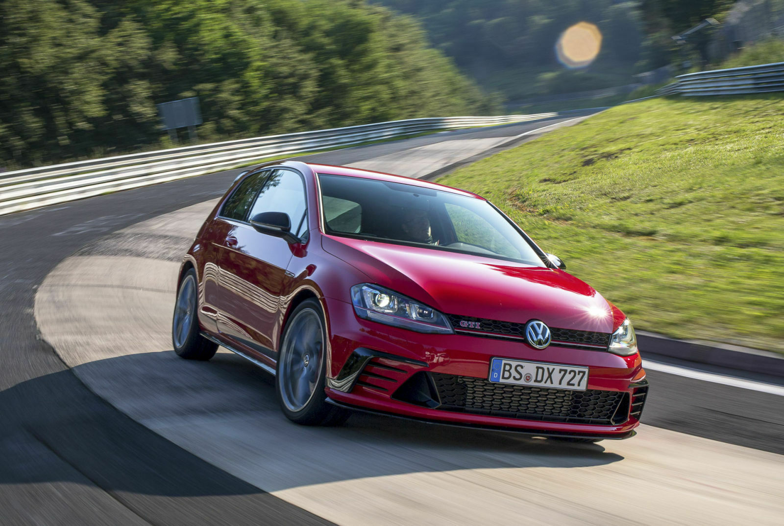 Der Clubsport S ist kein bretthartes Rennauto. Auf den Nordschleife zählt Finesse
