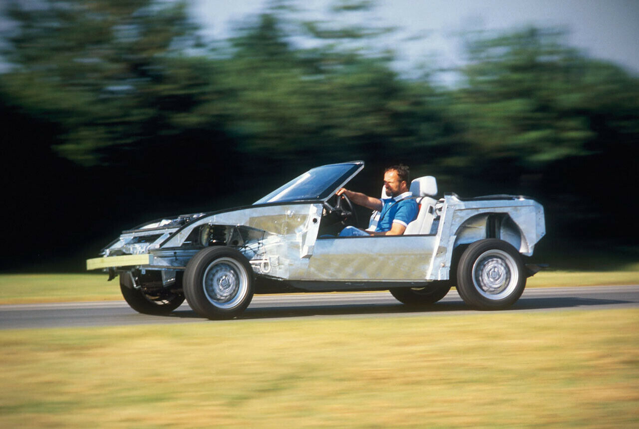 Erste Versuchsfahrten mit dem neuen BMW Z1, das Chassis war monocoqueartig angelegt