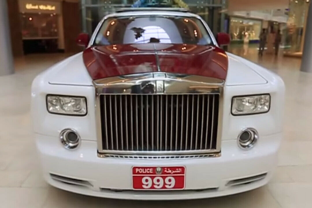 Ein Rolls-Royce Phantom in Weinrot-Weiß: Diese Limousine ist Teil der Polizeiflotte von Abu Dhabi