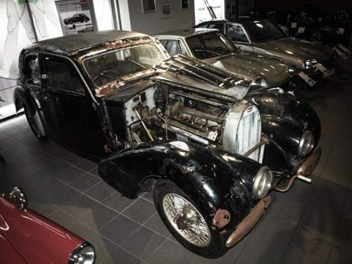 Unter der Haube des Bugatti steckt noch der original Kompressormotor.