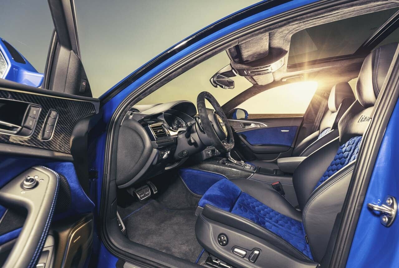 Alles blau: Sitzbahnen, Türtafeln, Ziernähte im Audi RS6 Nogaro Edition