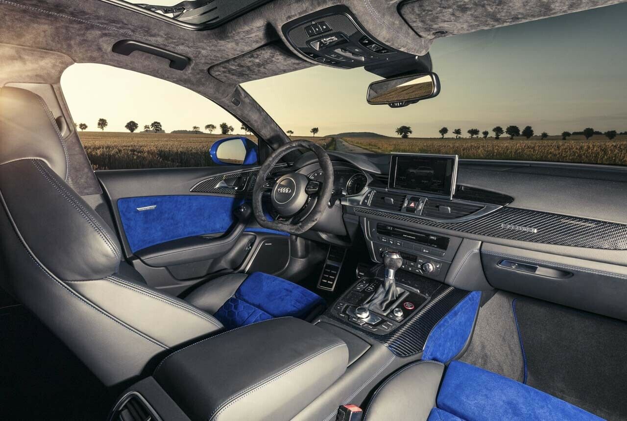 Alcantara gibt es serienmäßig. Mit schwarzem Lack und schwarzen Sitzflächen ist das Sondermodell günstiger