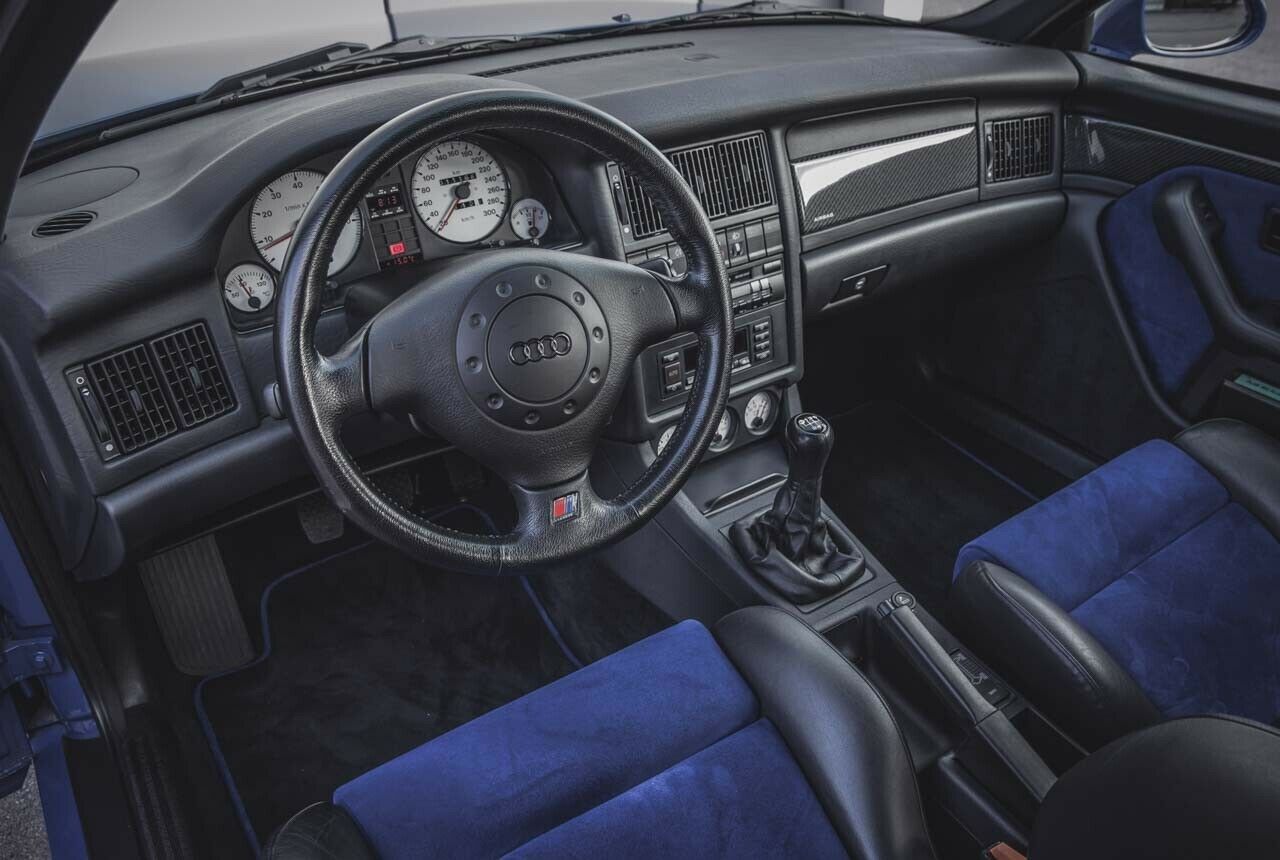 1994 spannte Audi blauen Stoff auf die Sportsitze des RS2