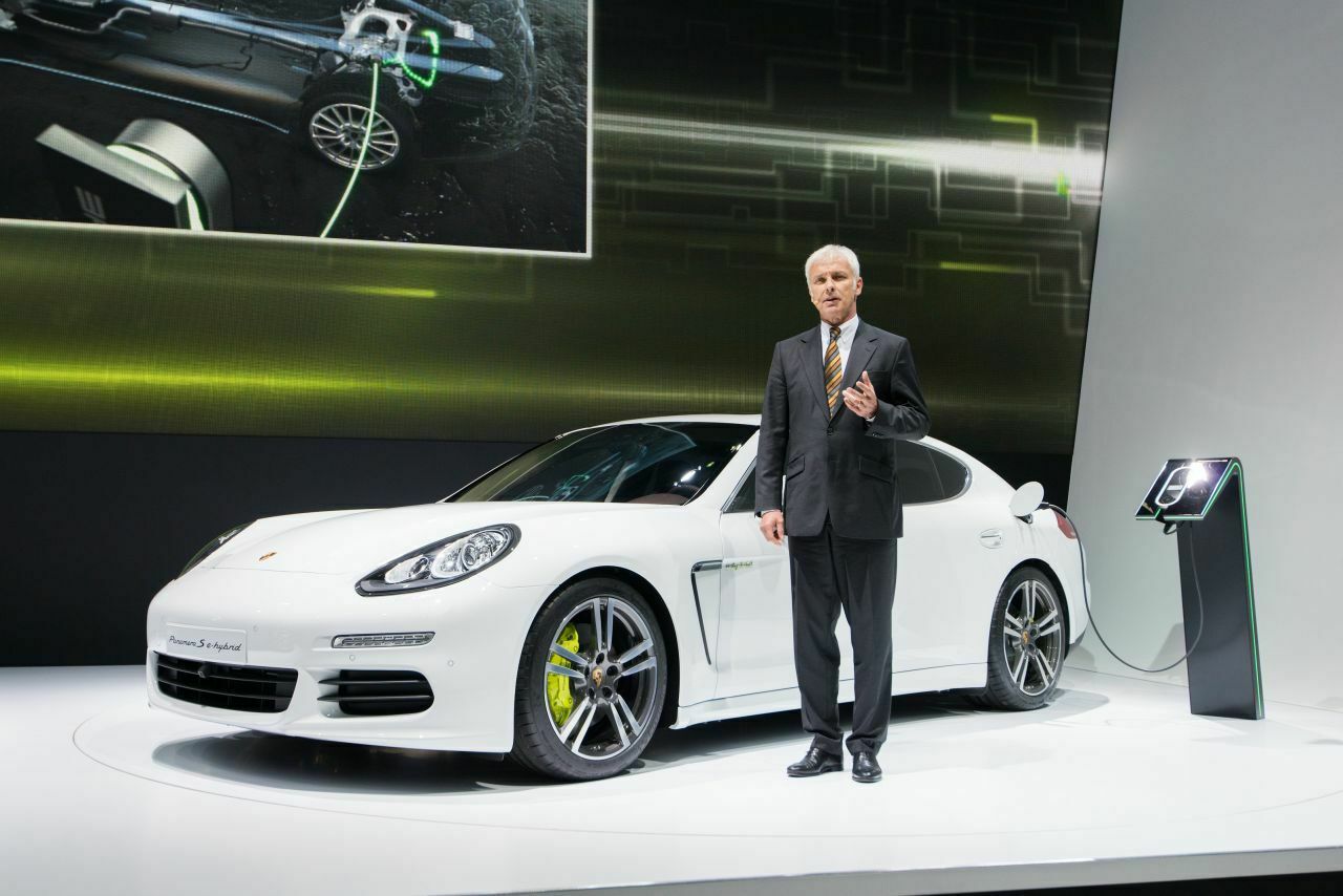 Porsche-Chef Matthias Müller mit dem aktuellen Panamera: Der Nachfolger bekommt eine Dachlinie, die mehr nach Porsche aussieht