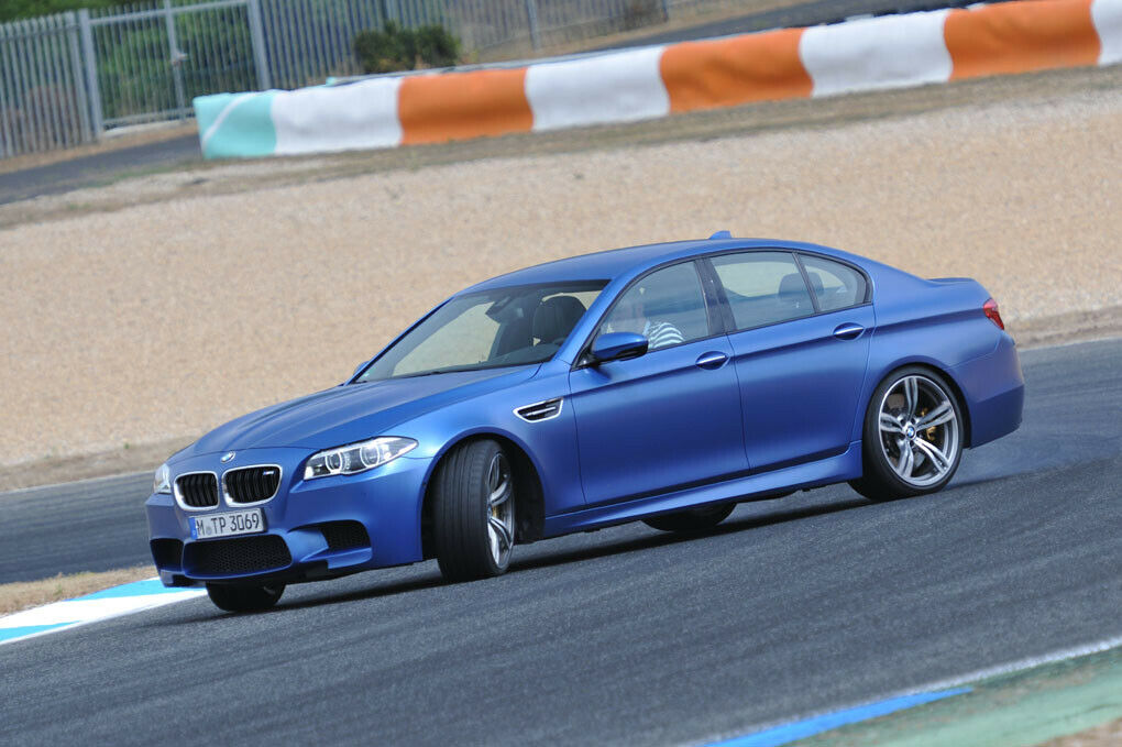 Präzise: Ohne Stabilitätsprogramm driftet der M5 genau ums Eck