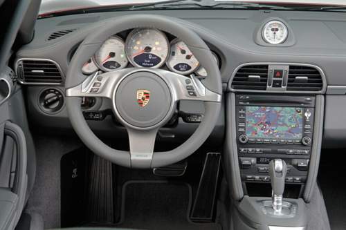 Cockpit des 911 Targa 4S, u. a. mit PDK-Sportlenkrad, Sport-Chrono-Paket Plus und Porsche-Communication-Management (PCM)