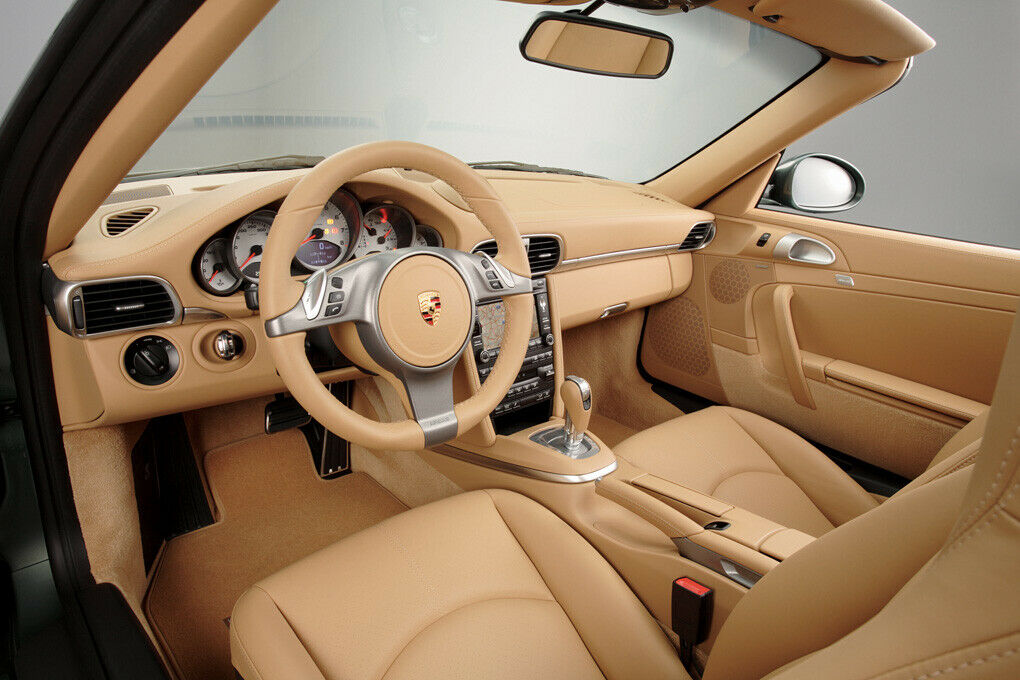Das neue Multi-Funktionslenkrad mit integrierten Schalttasten des Porsche-Doppelkupplungsgetriebes (PDK)