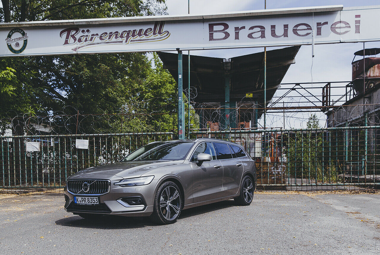 Unser Testwagen in Pebble-Grey-Metallic (850 Euro) trug den 190 PS starken Diesel (D4) mit Achtgang-Wandlerautomatik unter der langen Haube