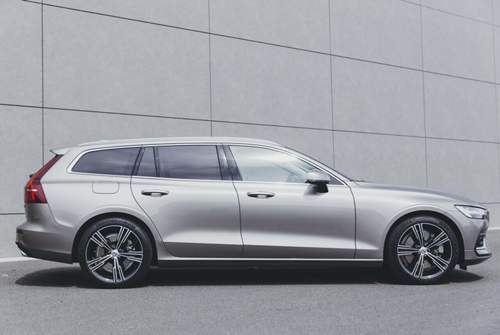 Der Volvo V60 misst 4,761 Metern, ist damit rund 22 Zentimeter kürzer als der Markenbruder für die gehobene Mittelklasse (V90)