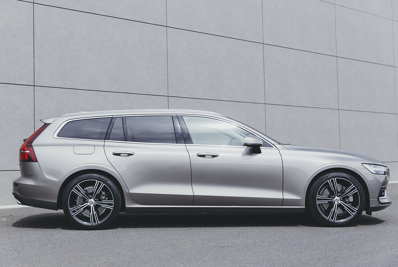 Der Volvo V60 misst 4,761 Metern, ist damit rund 22 Zentimeter kürzer als der Markenbruder für die gehobene Mittelklasse (V90)