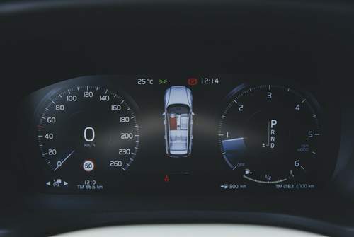 Mit dem Fahrmodus (Comfort, Dynamik oder Eco) ändert sich die Darstellungsweise des Digitaltachos des Volvo V60