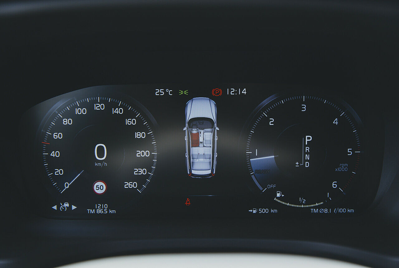 Mit dem Fahrmodus (Comfort, Dynamik oder Eco) ändert sich die Darstellungsweise des Digitaltachos des Volvo V60