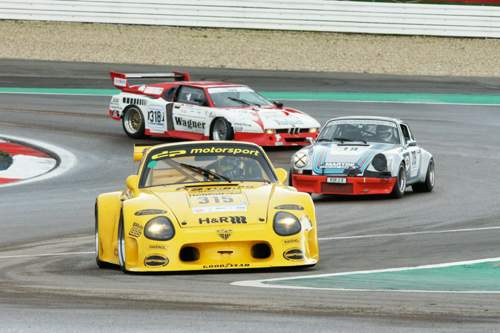 Eine Zeitreise durch sieben Jahrzehnte Motorsport: Mehr als 500 Rennwagen starten beim AvD-Oldtimer-Grand-Prix am Nürburgring