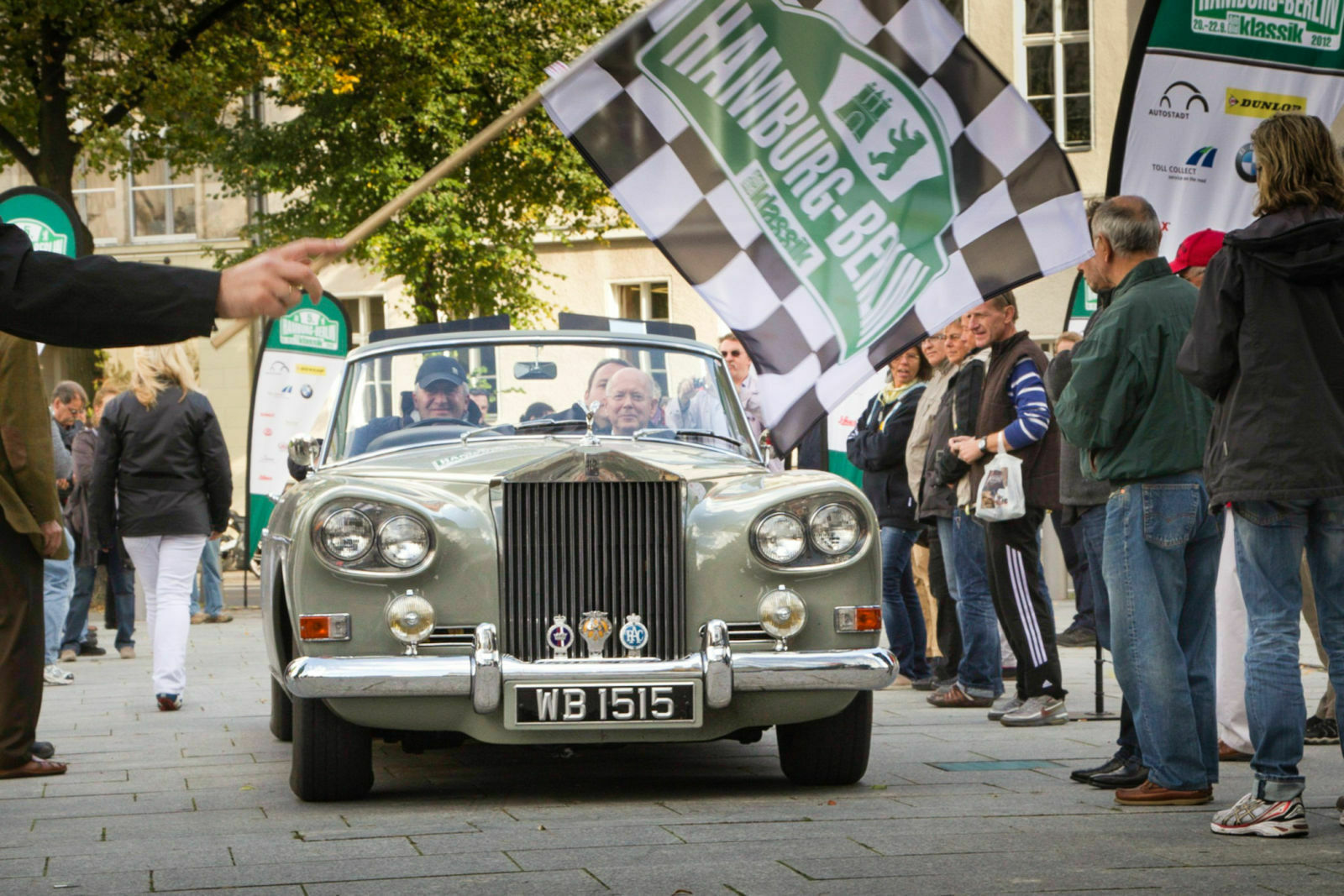 Klassische Automobile auf einer klassischen Strecke: 180 Fahrzeuge, von ganz alt bis noch recht rüstig, nehmen an der sechsten Hamburg-Berlin-Klassik teil