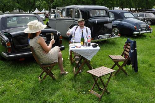 Auf dem Gelände von Schloss Dyck sind besonders wertvolle Klassiker ausgestellt, mit Blick aufs Schloss laden zeitgenössisch gekleidete Oldtimer-Fans zur automobilen Zeitreise ein
